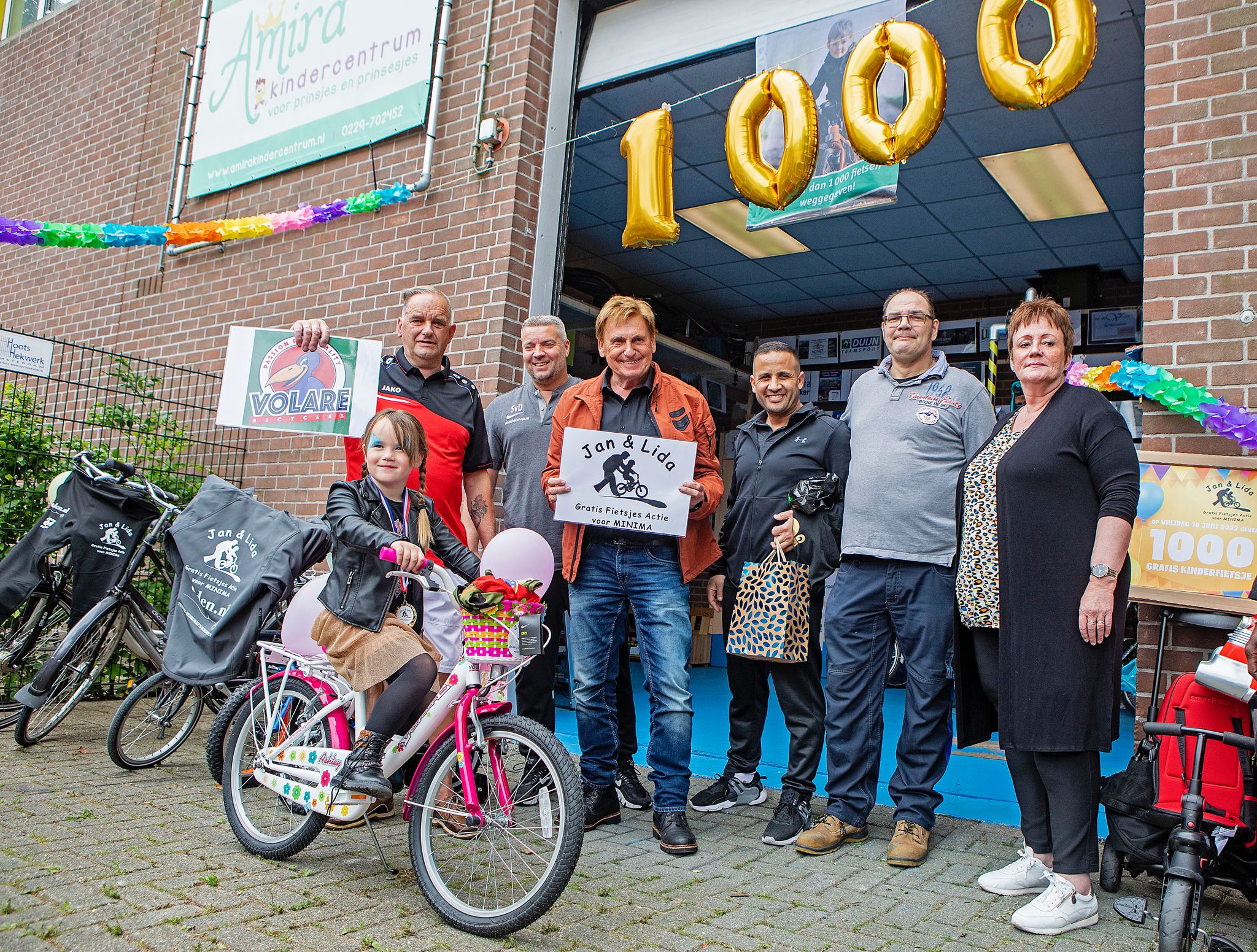 Henny geeft duizendste fiets weg!